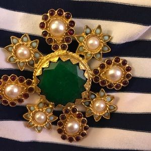 Brooch - NEVER WORN Green stone studded pearl sto